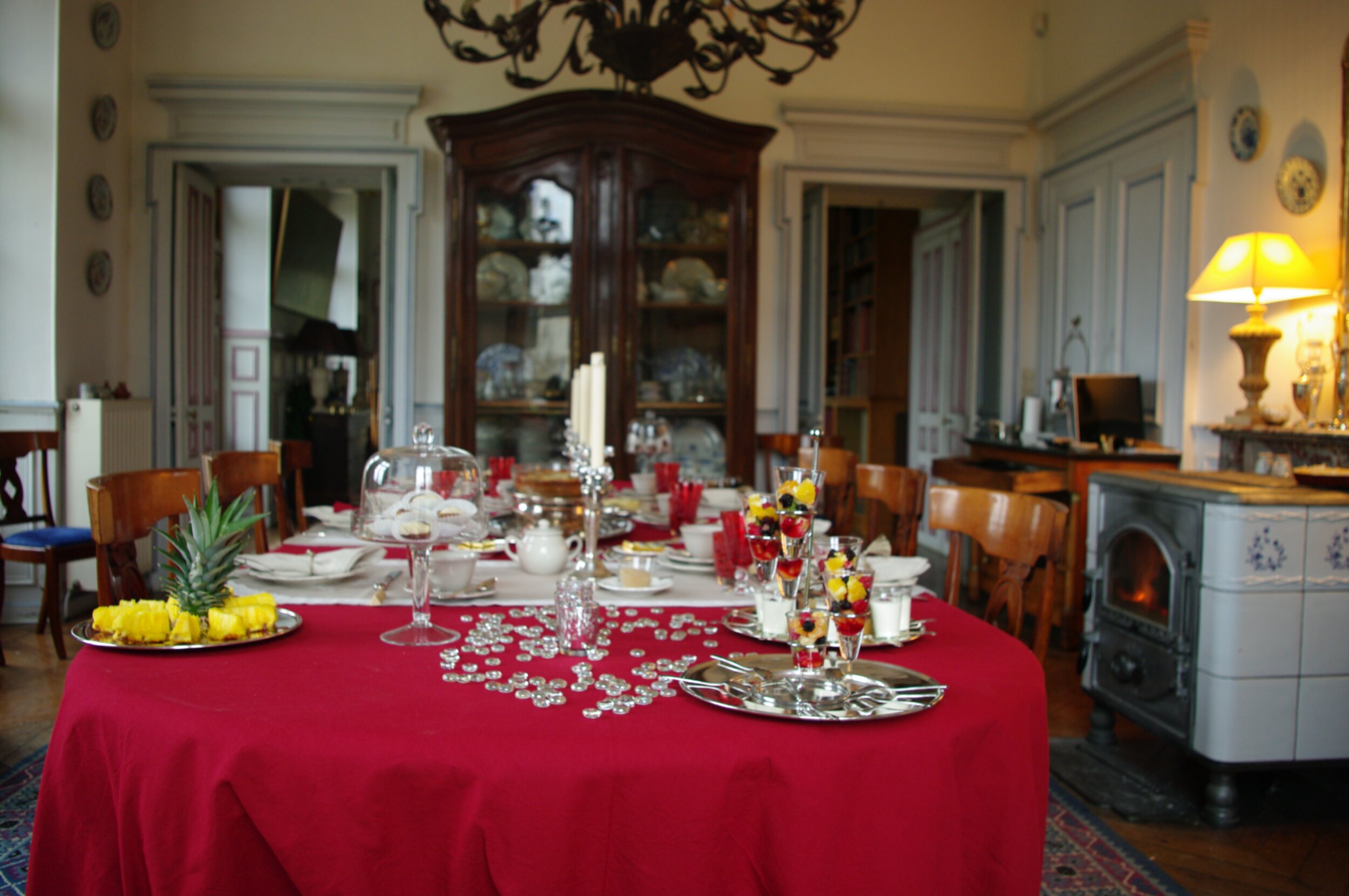 Brunch complet dans la salle à manger, offert avec avec toute nuitée en chambre d'hôtes de la demeure du château de Pommeuse