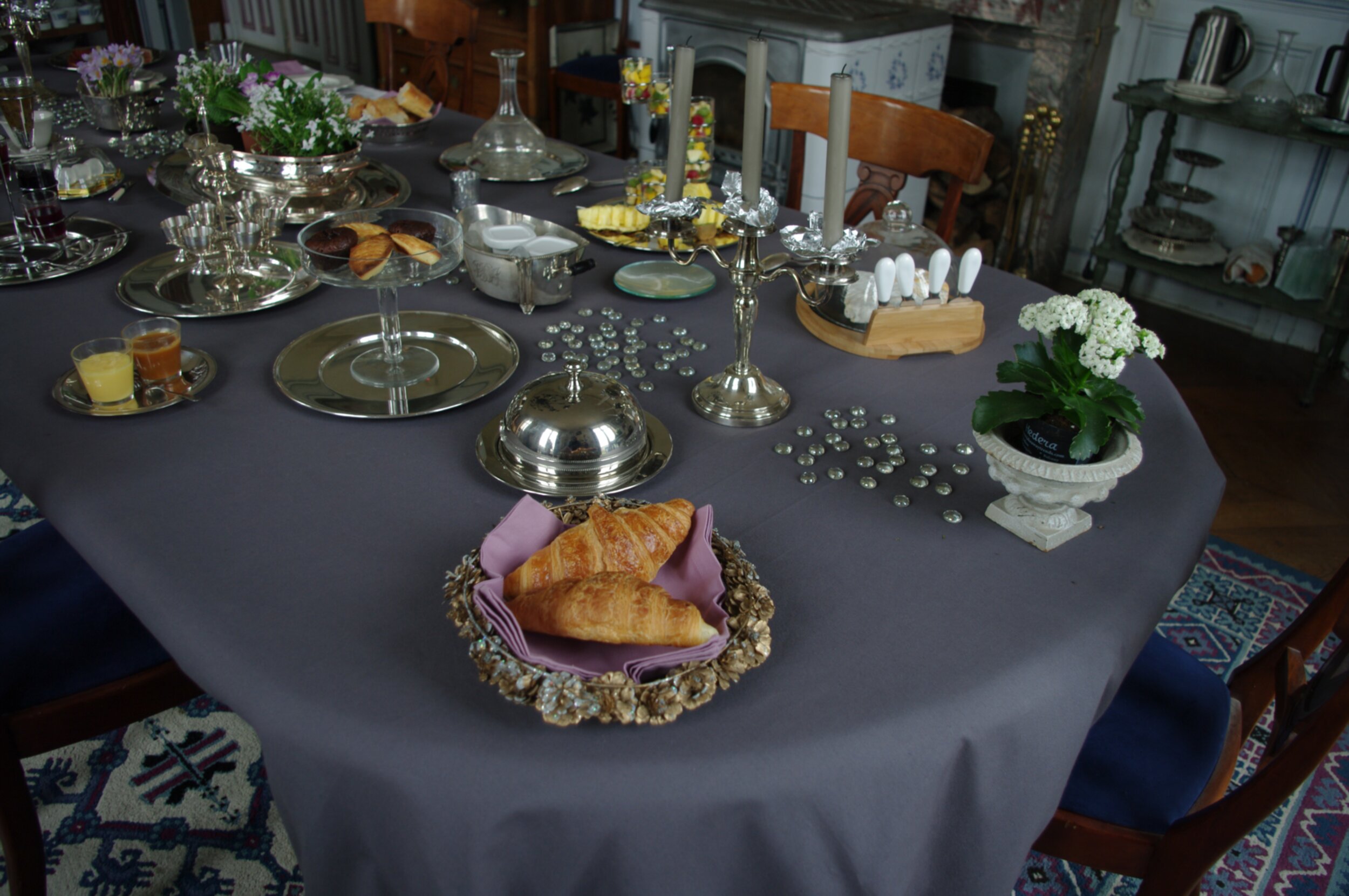 Brunch complet dans la salle à manger, offert avec avec toute nuitée en chambre d'hôtes de la demeure du château de Pommeuse